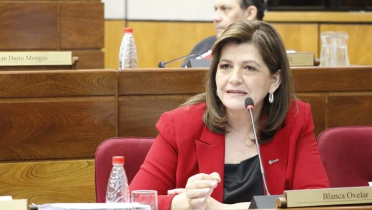 Imagen de la cobertura: Blanca Ovelar cuestiona materiales escolares del MEC: “Retrocedimos 30 años”